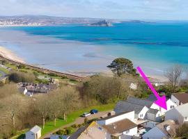 Above the Bay - Enclosed garden apartment with parking, hotel in Penzance