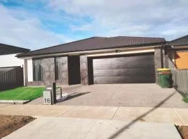 Modern and cosey 4 bedroom house walk to beach