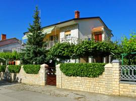 Apartments with a parking space Pula - 7321, hotel in Valdebek