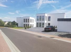 eifel24, neues und modernes Appartement mit Dachterrasse, hotel i Schwirzheim