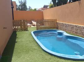 Casa Pitaya, acogedora, con piscina, fibra óptica, family hotel in La Oliva