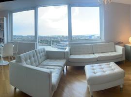 Luxury 8th Floor Apartment with Stunning Views, hotel en Chatham