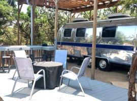 The Steel Magnolia Airstream - Cabins At Rim Rock, glamping en Austin