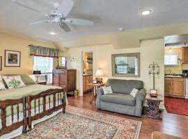Studio in College Station with Expansive Deck!, hotel en College Station