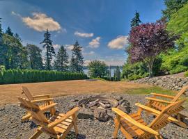 Spacious Lake Stevens Home with Fire Pit, Patio, hotel with parking in Lake Stevens