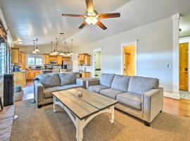 Classy Bellemont Home with Hot Tub and Playground，Bellemont的Villa