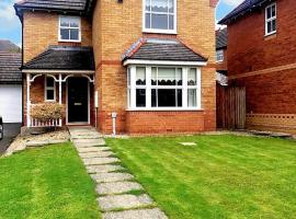 Spacious 4 bed home in a quiet cul-de-sac, hotel with parking in Coundon