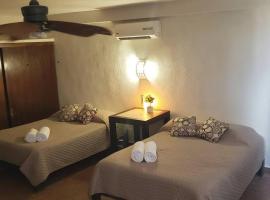 Departamento GRANDE con 2 recamaras con aire 5 camas wifi 115mb, cocina .Cochera techada, #4, pet-friendly hotel in Ciudad Valles