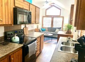 The Coyote Cabin - Cabins at Rim Rock, chalet i Austin