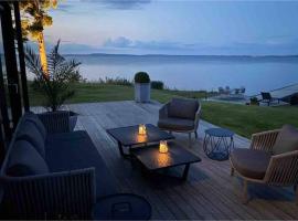 Stylish lake view house, hotell i Vadstena