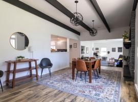 Pocono Lake Retreat - Relaxing 3bdm retreat w/ High Speed Wi-Fi, Work Space and Firepit，位于Pocono Lake的酒店