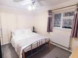 1 Bedroom Apartment close to Slough Train Station, hotel near Stoke Park Club, Slough