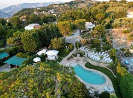 Resort Ravenna, hotell med jacuzzi i Massa Lubrense