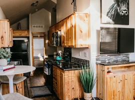 The Bison Cabin - The Cabins at Rim Rock, hotel v destinaci Austin