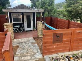 The Fawn Cabin - The Cabins at Rim Rock, hótel í Austin