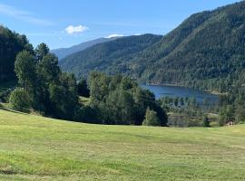 Feriehus med utsikt til fjord og fjell，GvammenNore Stave Church附近的飯店