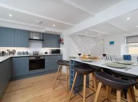 Karibu - Boutique Cottage with Parking - Short walk to Beach