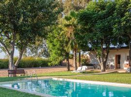 Viesnīca Preciosa y confortable casa de campo con piscina y chimenea pilsētā Karmona