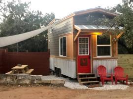 Fox Tiny Home - The Cabins at Rim Rock, tiny house in Austin