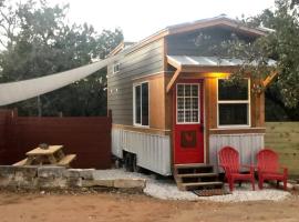 Fox Tiny Home - The Cabins at Rim Rock, hotelli kohteessa Austin