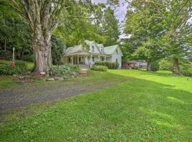 Lil Red Hen Cottage in the Boone Area with Hot Tub, hotel in West Jefferson