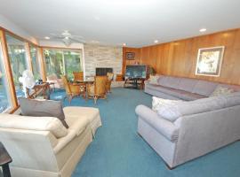 Millers Lake House, hotel with parking in Maple City