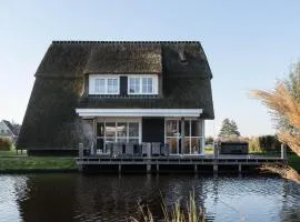 Beautiful villa with jacuzzi on the Tjeukemeer