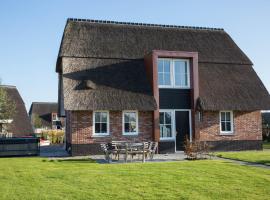 Beautiful villa with jacuzzi in a luxury holiday park on the Tjeukemeer、Delfstrahuizenの駐車場付きホテル