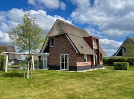 Beautiful villa with wellness in a holiday park on the Tjeukemeer บ้านพักในDelfstrahuizen