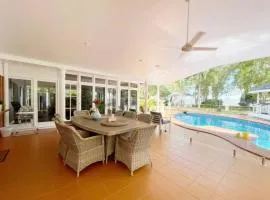 Willow Garden Stays Cairns - Beachfront 4 Bedroom Luxury Holiday Home