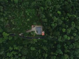 The Haven Grandeur Luxury 4BR Villa Coorg with complimentary breakfast، فندق رفاهية في ماديكيري