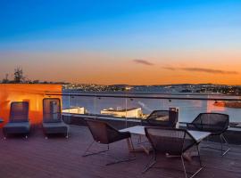 Exclusive apartment, sea view to Oslo fjord, located on water in Oslo center, hotel i Oslo