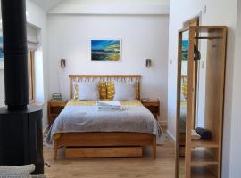 The Brookhouse. Cheerful tiny house with Seaview., domek nebo chatka v destinaci Ilfracombe