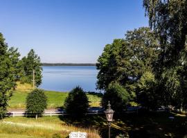 Large and modern house with 150 meters to sandy beach, hotel in Rydaholm