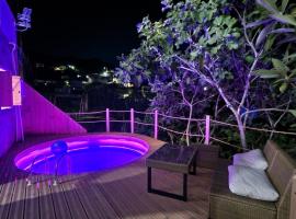 Aprosmeno Jacuzzi House 3 With Private Pool, hotel i Agros