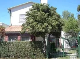 Vivienda en altos con uso exclusivo de entrada de auto y parrilla