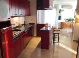 Loft acogedor con terraza y parking en el centro, holiday rental in Huesca