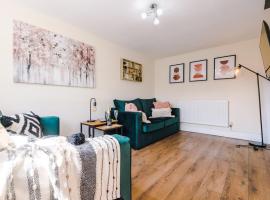 Charming 3-Bed cottage in Chester, ideal for Families & Workers, FREE Parking - Sleeps 7, hotelli kohteessa Chester lähellä maamerkkiä Cheshire Oaks Designer Outlet -ostoskeskus