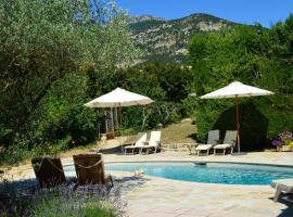 Hameau d'hôtes La Roseraie-Drôme, hotel con piscina a Condorcet