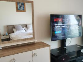 Heaven Escape surrounded by stunning golf view High floor -Netflix-GYM-pool -perfect vacations, hotel in Dubai