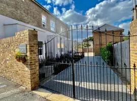 Entire Mews House, Free Parking, just 25 Mins to central London, 2 min walk to station