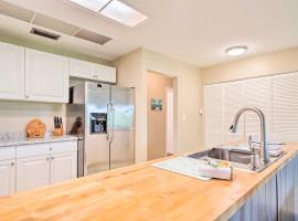 Bright N Fort Meyers Hideaway with Canal Views!, βίλα σε North Fort Myers