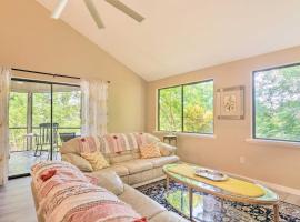 Sunny North Fort Meyers Escape with Canal Views!, cottage ở North Fort Myers