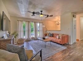 Updated Knoxville Home with Media Room and Patio!, hotell i Knoxville