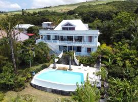 Villa spacieuse avec piscine débordement et vue exceptionnelle, hotel con estacionamiento en Girofle