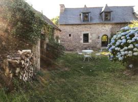 Petite maison chaleureuse, hotel com estacionamento em Yvias