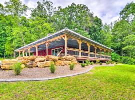 Secluded Brownsville Cabin with Deck and Fire Pit, biệt thự ở Brownsville
