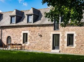 Longère bretonne chaleureuse près de la mer, casa vacanze a Yvias