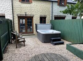 Cottage With Hot Tub in Pembrokeshire, отель в городе Хаверфордуэст