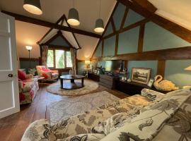 Stylish 2-bed cottage with secure parking, хотел близо до Kinnersley Castle, Winforton